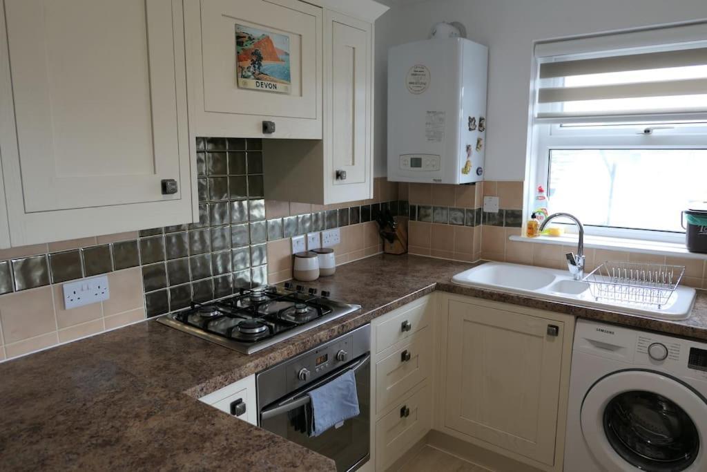 Spacious First Floor Family Flat, Sea View Torquay Bagian luar foto